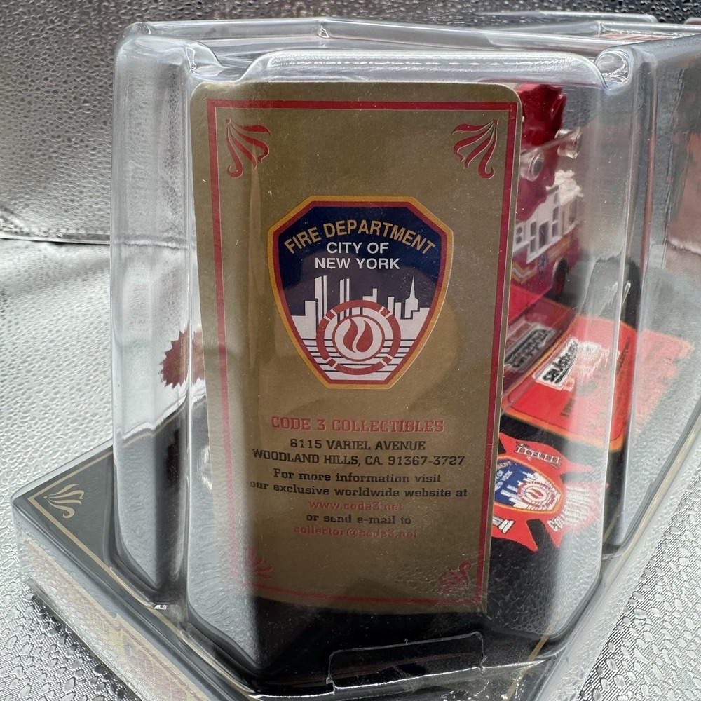 Code 3 1/64 Scale 12701 - Saulsbury Heavy Rescue Fire Truck FDNY Rescue 5 - Picture 7 of 10